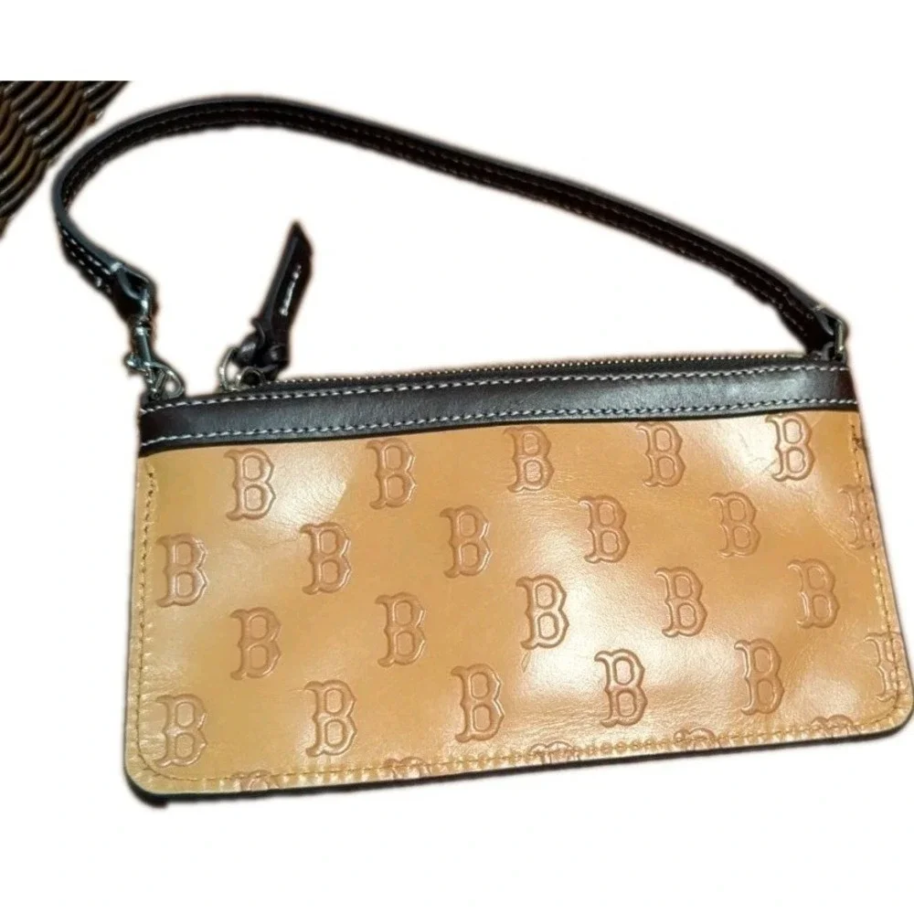 Dooney & Bourke zipper closure